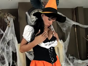 Brunetka w kostiumie i bieliźnie na Halloween